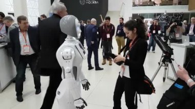 Ziyaret edenler robot ile iletişim