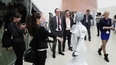 Ziyaret edenler robot ile iletişim