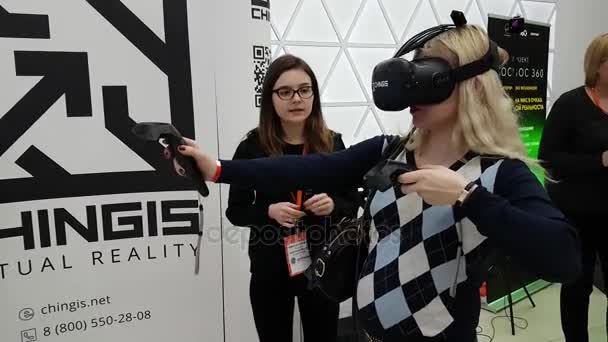 Visitante está probando un juego de realidad virtual — Vídeos de Stock