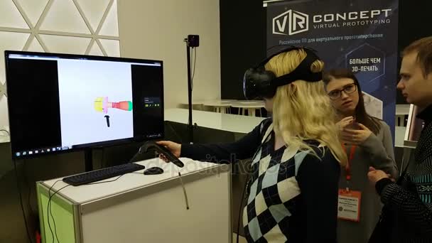 Bezoeker is het testen van een virtuele realiteit spel — Stockvideo