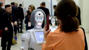 Ziyaret edenler robot ile iletişim