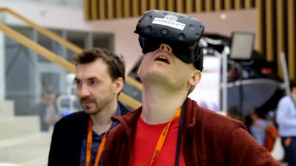Visitante está probando un juego de realidad virtual — Vídeo de stock