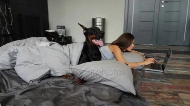 Siyah doberman köpek olan güzel kadın