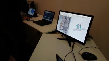 Genç adam test alanı uydular dizüstü bilgisayarda modelleme için pc yazılımı