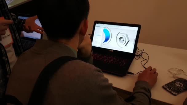 Mladý muž je testování pc software pro modelování kosmických družic na laptop — Stock video