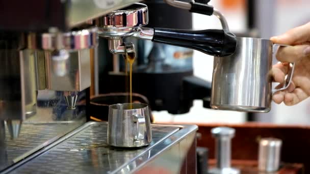 Barista haciendo capuchino con máquina de café — Vídeos de Stock