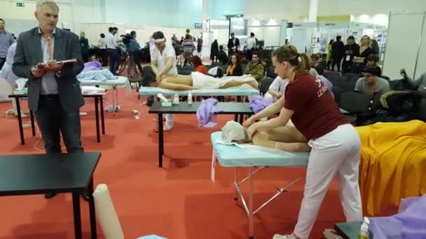 Especialistas que participam no campeonato de massagens — Vídeo de Stock