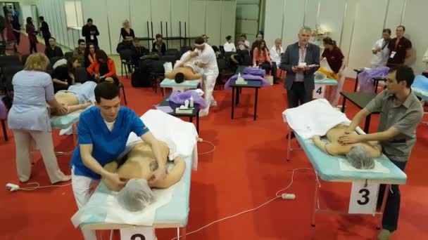 Експерти, які беруть участь у чемпіонаті масаж — стокове відео