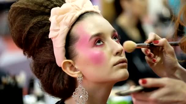 Estilistas participam da competição de maquiagem do casamento — Vídeo de Stock