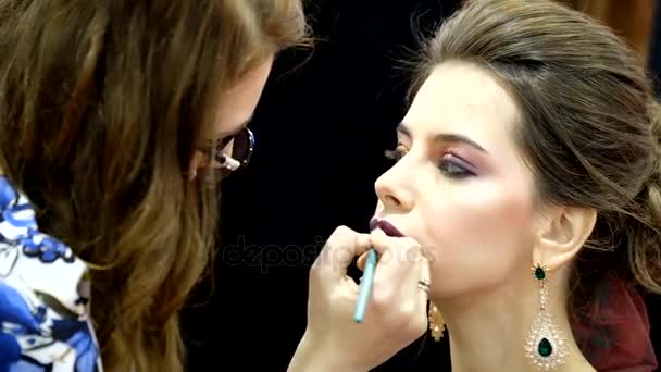 Les stylistes participent au concours de maquillage de mariage — Video