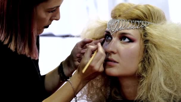 Stylists participate in the wedding makeup competition — Stock Video