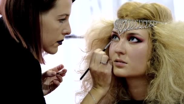 Estilistas participan en el concurso de maquillaje de boda — Vídeo de stock
