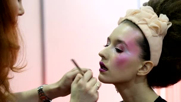 Стилисты участвуют в конкурсе свадебного макияжа — стоковое видео