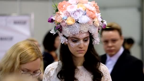 Стилисты участвуют в конкурсе свадебного макияжа — стоковое видео