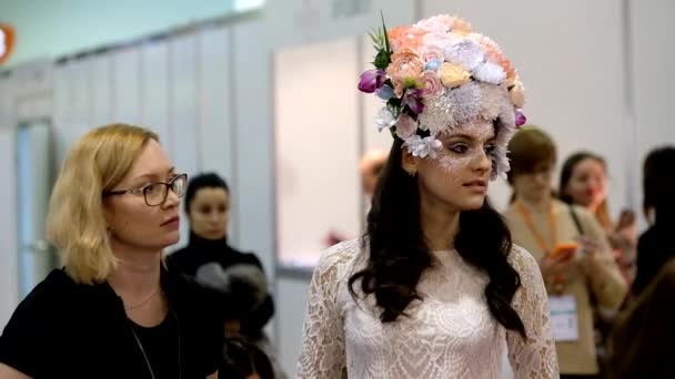 Stylisten beim Hochzeits-Make-up-Wettbewerb dabei — Stockvideo