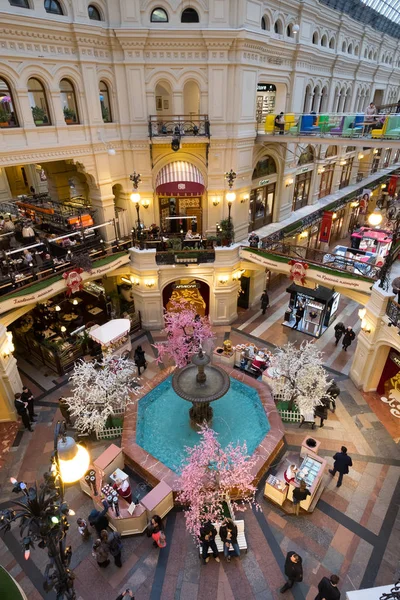 Bovenaanzicht van fontein in kauwgom winkelcentrum op het Rode plein — Stockfoto