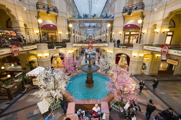 Vista dall'alto della fontana nel centro commerciale GUM a Piazza Rossa — Foto Stock