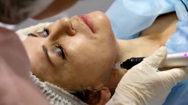 Demonstration kosmetologischer Verfahren in einer Klinik — Stockvideo