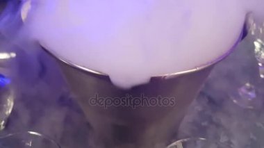 Barmen bir barda sıvı azot kullanır