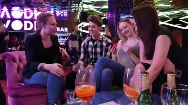 Genç arkadaş barda içki