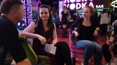 Genç arkadaş barda içki