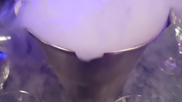 男服务员在一家酒吧中使用液态氮 — 图库视频影像