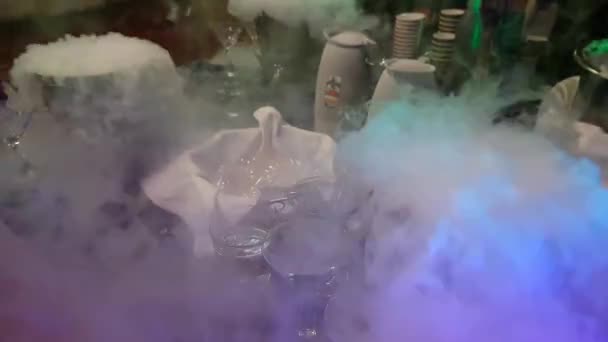 男服务员在一家酒吧中使用液态氮 — 图库视频影像
