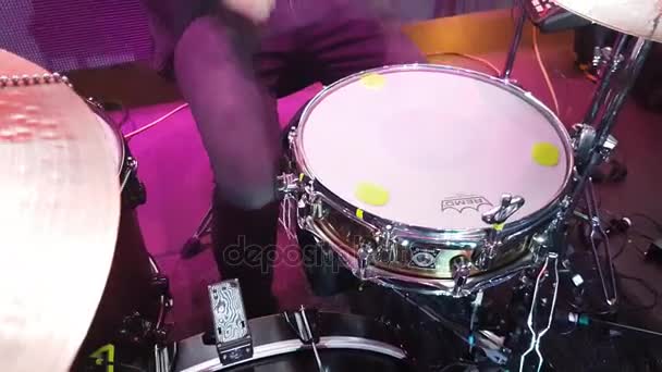 Baterista faz uma verificação de som — Vídeo de Stock