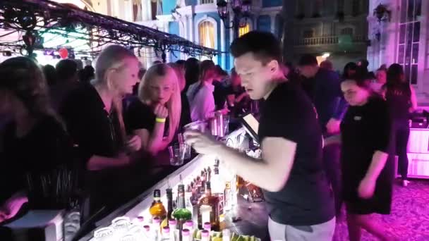 Люди покупают напитки в баре — стоковое видео