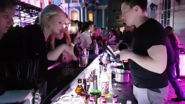 La gente compra bebidas en el bar — Vídeo de stock