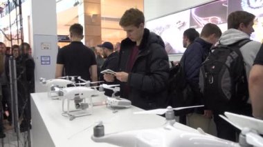 Müşteriler ile DJI indeks işlem mağaza açılışında quadrocopters izle