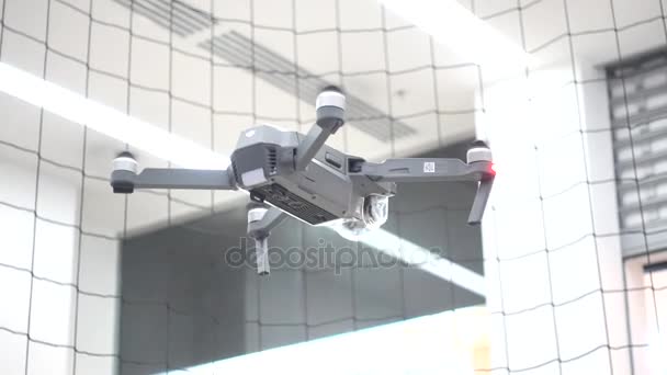 Vuelo de prueba del quadcopter Mavic Pro en la apertura de DJI Store — Vídeo de stock