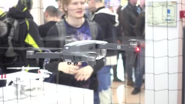 Voo de teste do quadricóptero Mavic Pro na abertura da Loja DJI — Vídeo de Stock