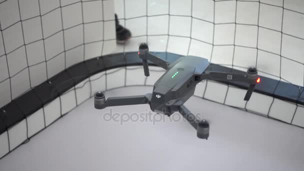 Testa flyg av Mavic Pro quadcopter vid öppnandet av Dji Store — Stockvideo