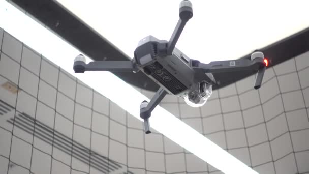 Uji coba penerbangan dari Mavic Pro quadcopter pada pembukaan DJI Store — Stok Video