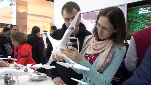 Müşteriler ile DJI indeks işlem mağaza açılışında quadrocopters izle — Stok video