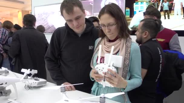 Los clientes observan los cuadrocopteros en la inauguración de DJI Store — Vídeo de stock