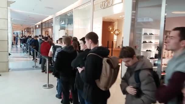 Os compradores ficam na fila esperando a abertura da DJI Store — Vídeo de Stock