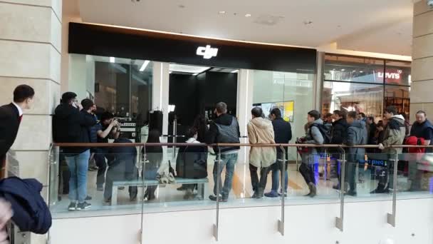 Os compradores ficam na fila esperando a abertura da DJI Store — Vídeo de Stock