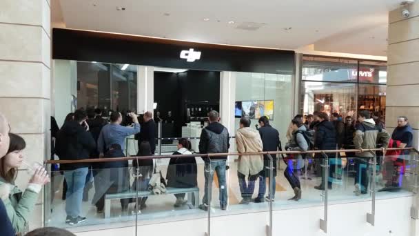 Os compradores ficam na fila esperando a abertura da DJI Store — Vídeo de Stock