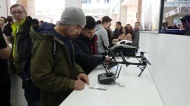Müşteriler ile DJI indeks işlem mağaza açılışında quadrocopters izle