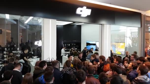 Толпа людей на открытии DJI Store — стоковое видео