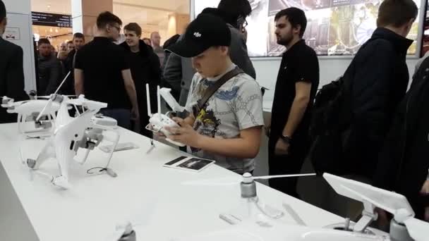 Los clientes observan los cuadrocopteros en la inauguración de DJI Store — Vídeos de Stock