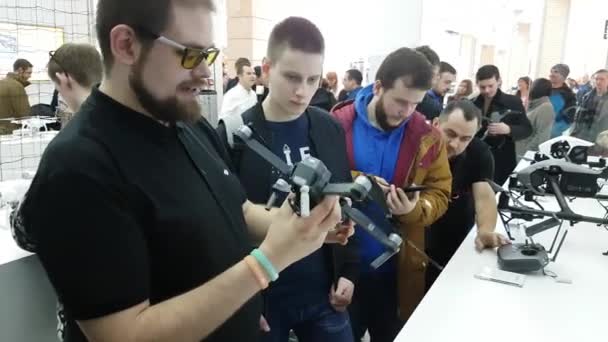 Гості дивитися quadrocopters на відкритті Джі магазин — стокове відео