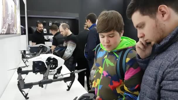 Los clientes observan los cuadrocopteros en la inauguración de DJI Store — Vídeo de stock