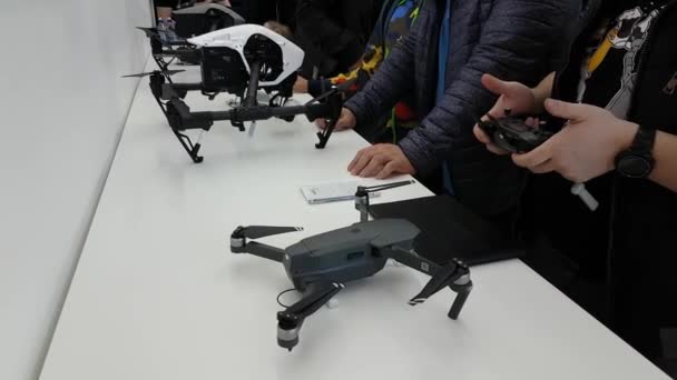 Klanten kijken quadrocopters bij de opening van Dji winkel — Stockvideo