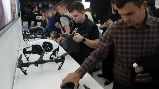 Klienci oglądać quadrocopters na otwarciu Dji Store — Wideo stockowe