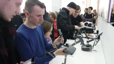 Müşteriler ile DJI indeks işlem mağaza açılışında quadrocopters izle