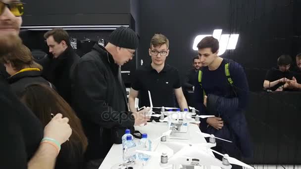 Los clientes observan los cuadrocopteros en la inauguración de DJI Store — Vídeos de Stock