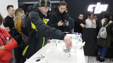 Müşteriler ile DJI indeks işlem mağaza açılışında quadrocopters izle